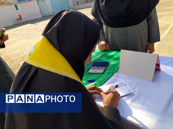 انتخابات شورای دانش آموزی در دبیرستان دخترانه امید 