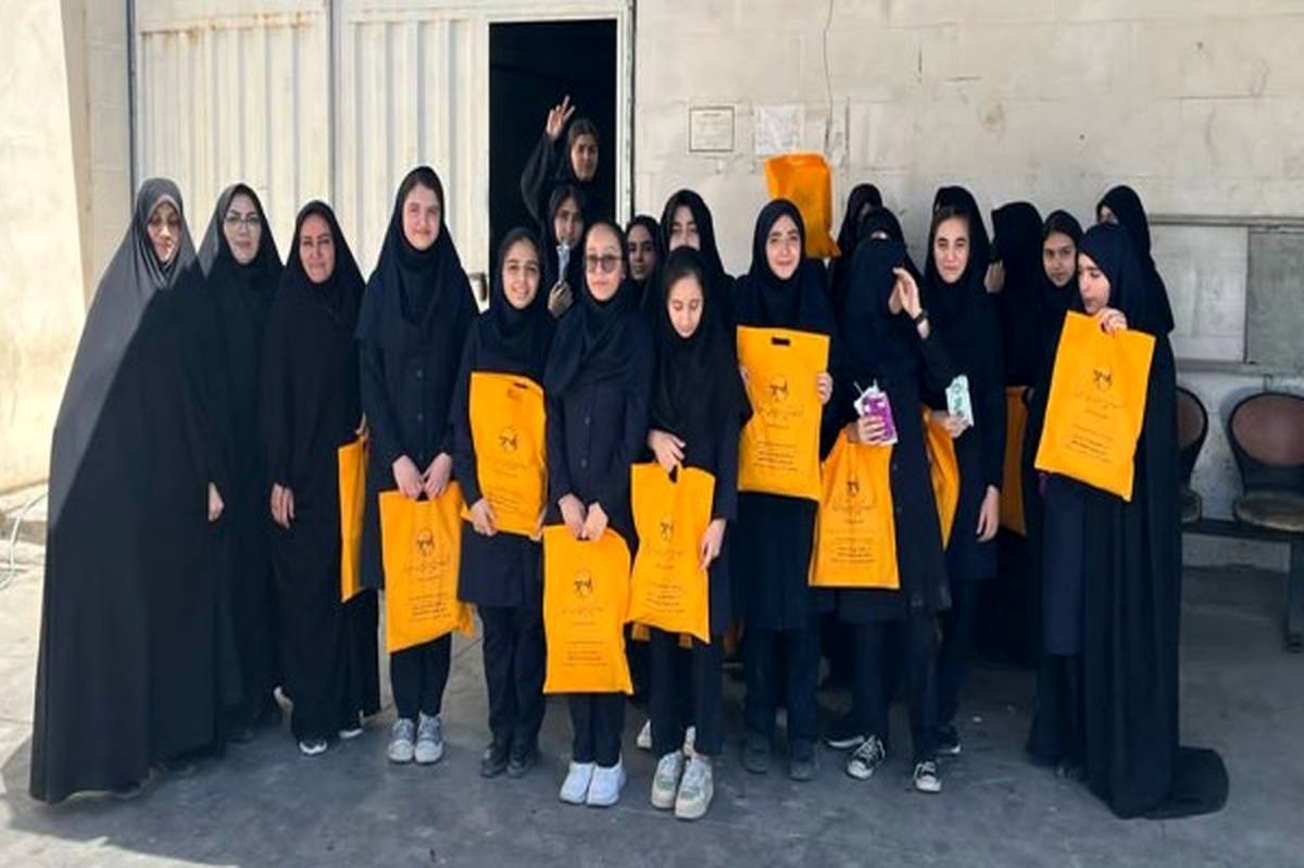بازدید دانشآموزان دبیرستان صهبای قم از نیروگاه خورشیدی