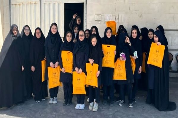 بازدید دانش‌آموزان دبیرستان صهبای قم از نیروگاه خورشیدی

