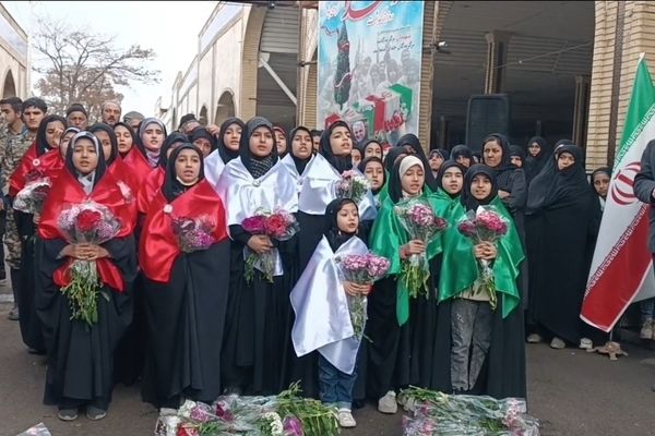 ادای احترام جمعی از دانش‌آموزان زنجانی به مقام شهدا/ فیلم