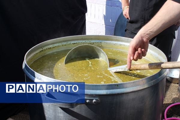 توزیع آش نذری ایام فاطمیه در دبیرستان سردار شهید قاسم سلیمانی