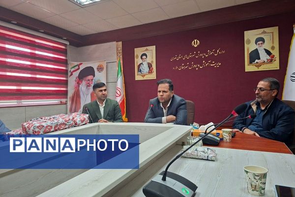 مراسم تقدیر از دانشآموزان فعال شورا در شهرستان ملارد