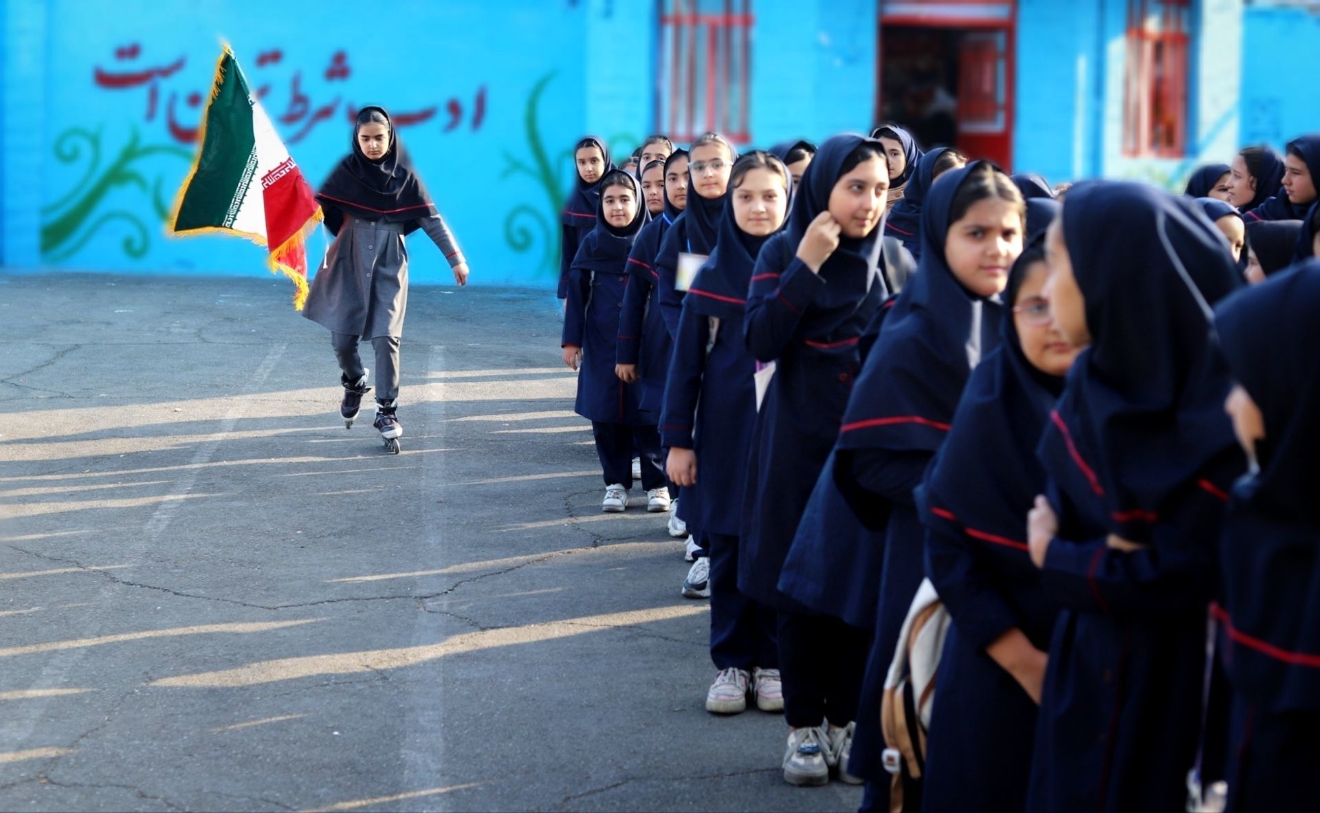 صبحگاهی غرق در علم و شادمانی در آموزشگاه جمهوری اسلامی ناحیه یک شهرستان بهارستان 