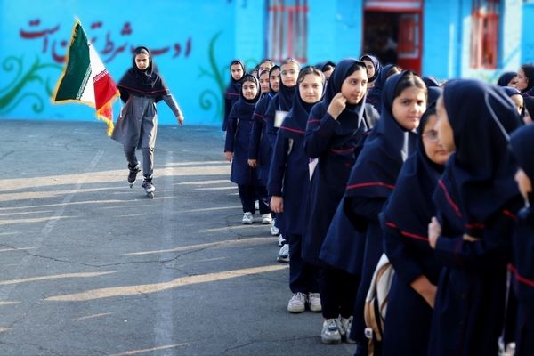 صبحگاهی غرق در علم و شادمانی در آموزشگاه جمهوری اسلامی ناحیه یک شهرستان بهارستان 