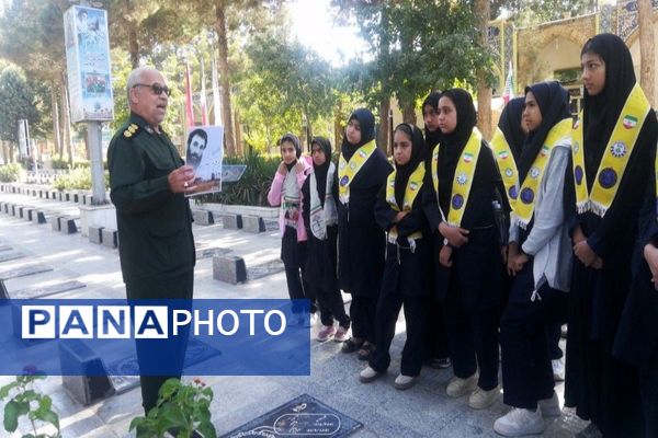 حضورپیشتازان دبیرستان شهید مجید دهنوی درگلزار شهدای بهشت فضل نیشابور