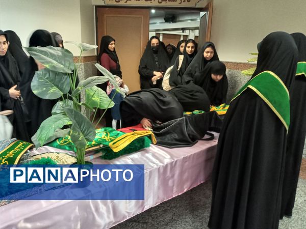 حضور دانش‌آموزان دبیرستان میعاد قم در همایش مرکز مدیریت حوزه علمیه خواهران به مناسبت دهه کرامت