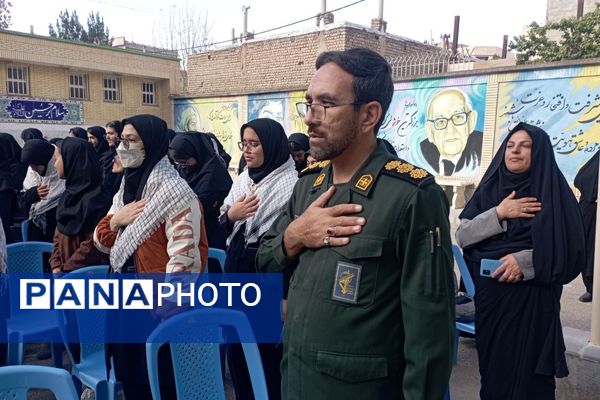 تجلیل از فرمانده واحد بسیج دانش‌آموزی دبیرستان فرزانگان قوچان 