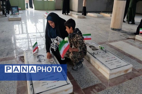 غبارروبی و عطر افشانی گلزار شهدای شهر بار در هفته دفاع مقدس