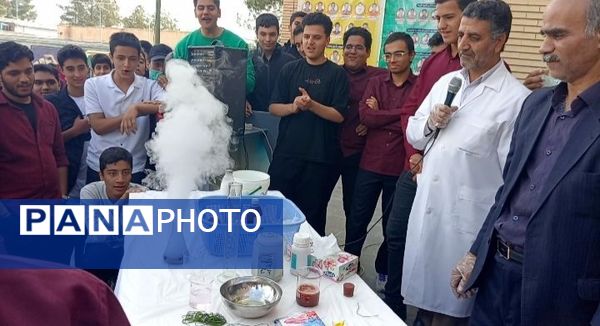 انجام آزمایش‌های علمی در دبیرستان نمونه آیت الله خامنه‌ای کاشمر 