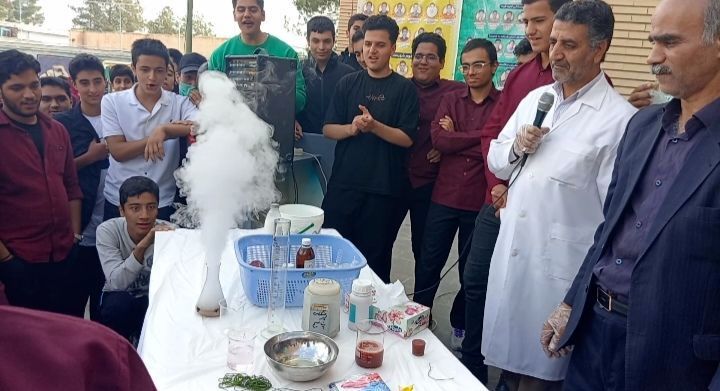 انجام آزمایش‌های علمی در دبیرستان نمونه آیت الله خامنه‌ای کاشمر 