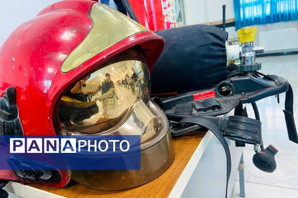  آماده‌سازی مانور زلزله با آموزش آتش‌نشان‌ها در مدرسه نمونه‌دولتی شهید مطهری رباط‌کریم