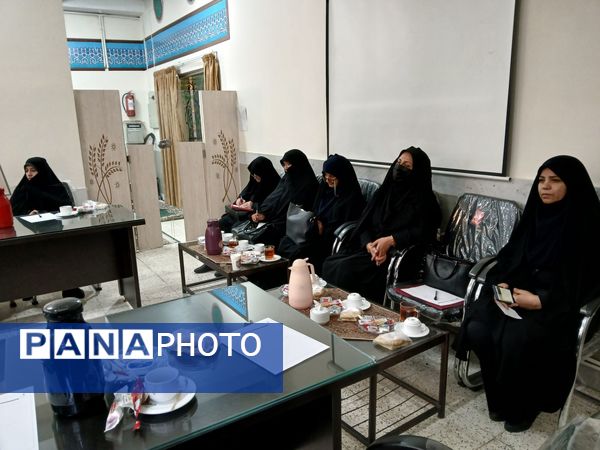  اولین نشست هم اندیشی مدیران متوسطه دوره دوم در دبیرستان مهشید مصلی نژاد