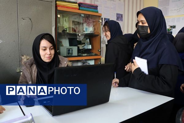 افتتاح نمایشگاه مدرسه انقلاب در هنرستان فنی حرفه‌ای‌کارآفرین شهرستان پیشوا