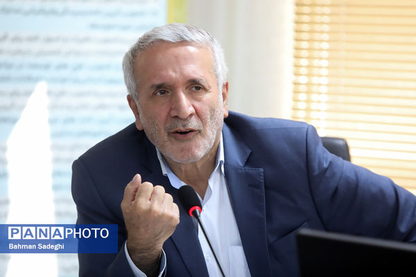 میزگرد علمی و آموزشی بررسی راهکارهای ارتقای کیفیت و تقویت مدارس دولتی