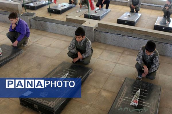 مدرسه باقرالعلوم (ع) فیروزکوه میزبان مراسم پرشور گلباران مزار شهدا با حضور مسئولان شد