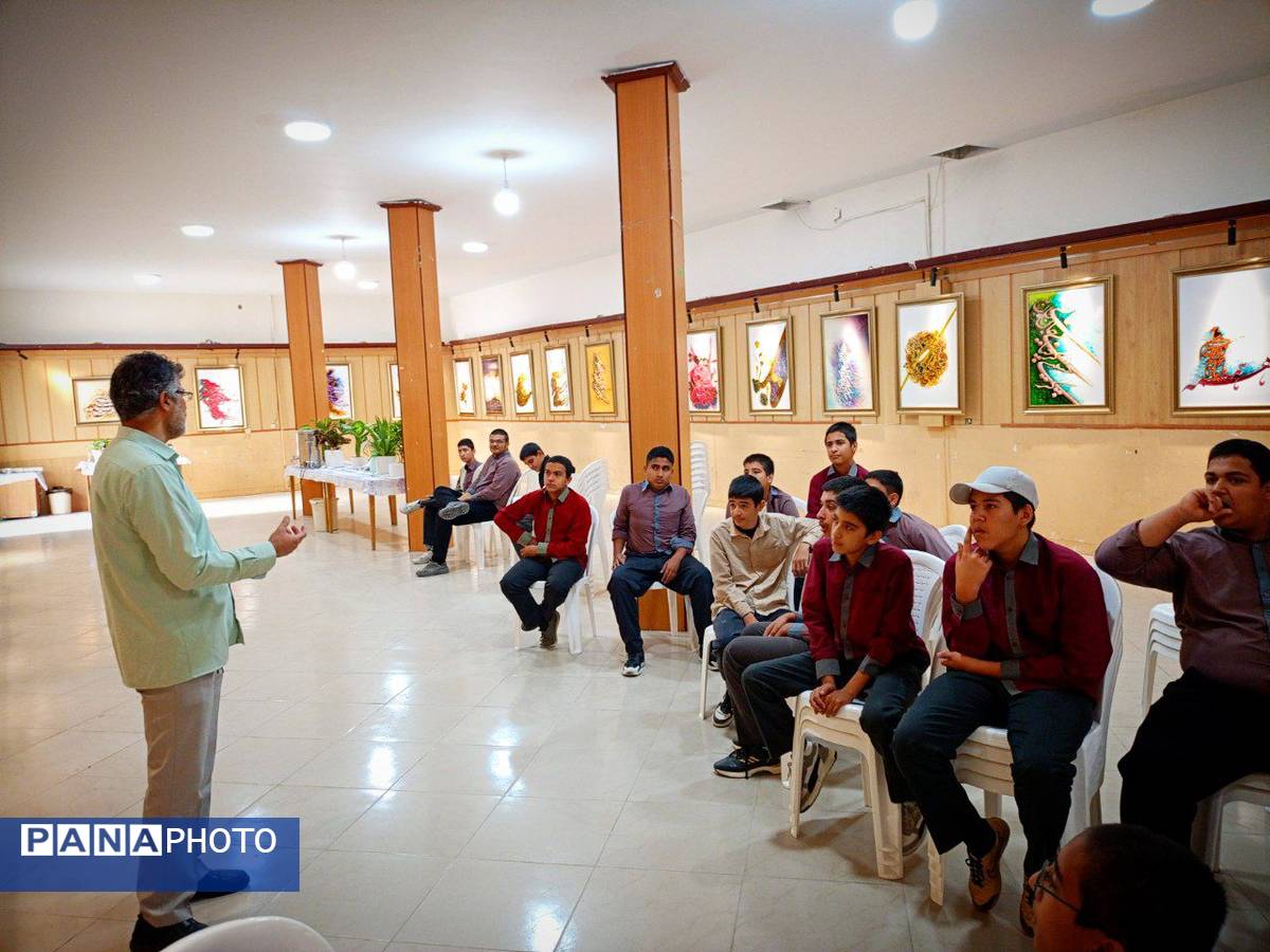 دانش آموزان دبیرستان میثاق از نمایشگاه خط بازدید کردند 