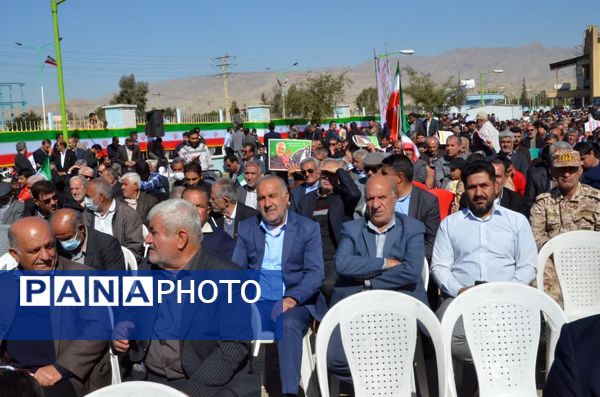مشت‌های درهم گره خورده دانش‌آموزان کهگیلویه و بویراحمد در راهپیمایی ۲۲ بهمن