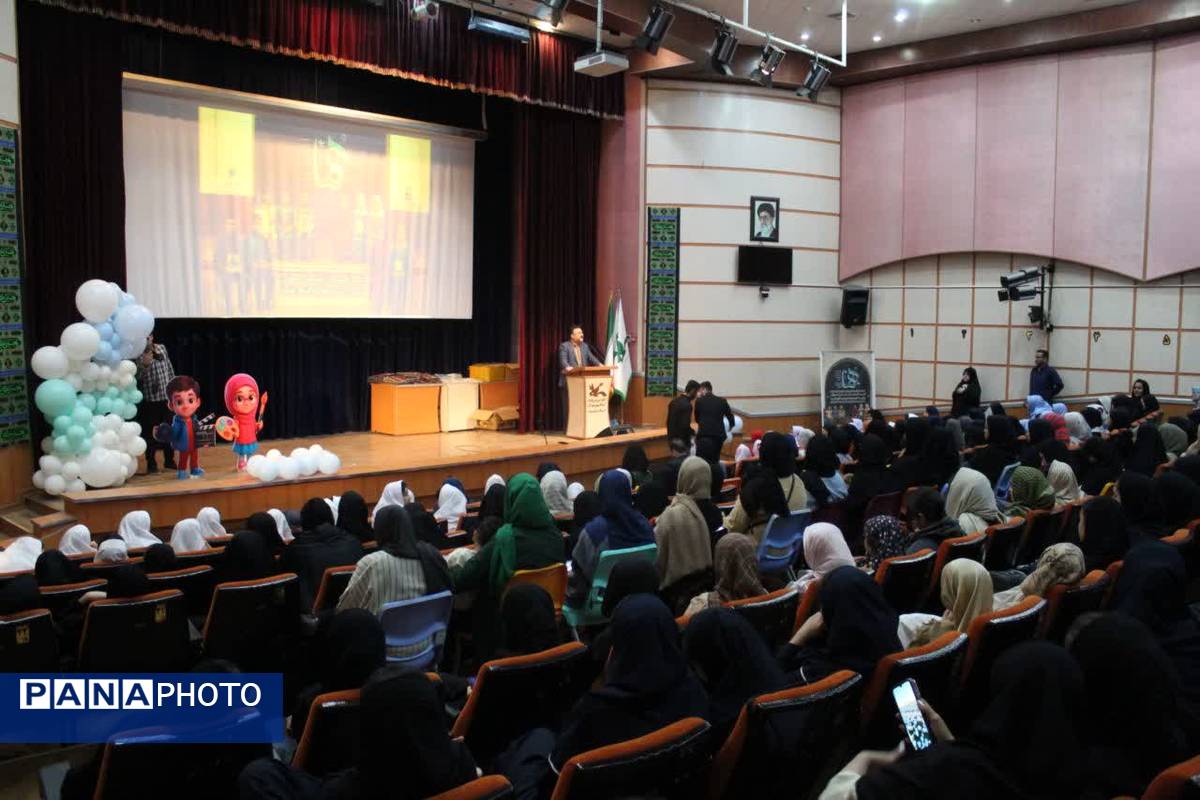 تقدیر از برگزیدگان جشنواره فرهنگی و هنری فردا در ساری 