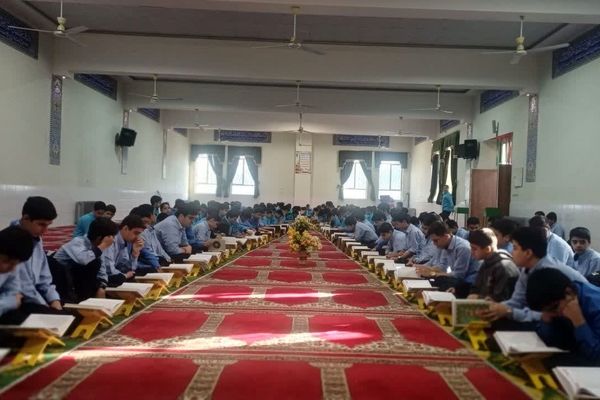 محفل انس با قرآن کریم به یاد شهید حسن دانش در مدرسه شاهد افشار برگزار شد