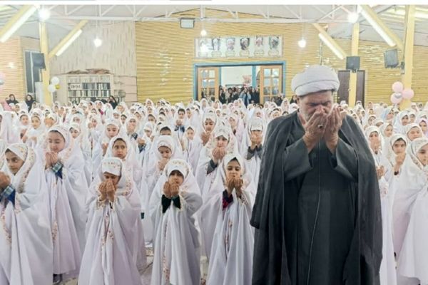 بیش از 600 دانش‌آموز پایه سوم در جشن تکلیف دختران شرکت کردند