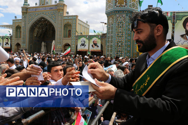 حضور پرشور نوجوانان قمی در آیین استقبال از رئیس جمهوری 