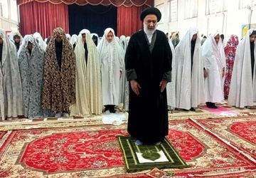 برگزاری نماز جماعت با حضور نماینده ولی‌فقیه در دبیرستان شهید باهنر