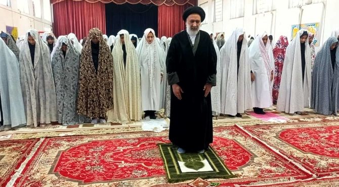 برگزاری نماز جماعت دبیرستان شهید باهنر با حضور نماینده ولی فقیه در استان