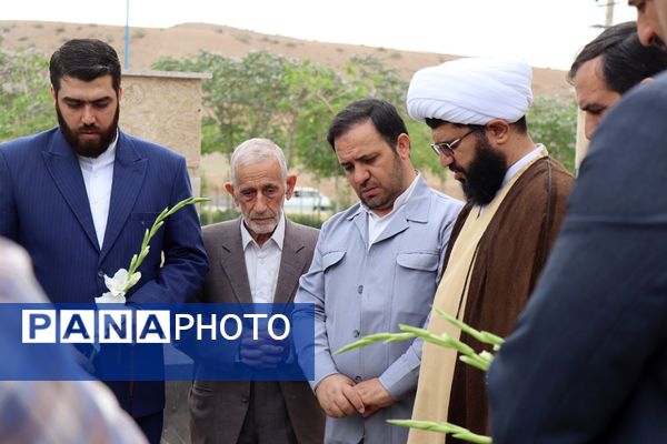 مراسم غبارروبی مزار شهدای فرهنگی در پاکدشت 
