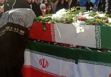 استقبال دانش‌آموزان از پیکر شهید گمنام در دبیرستان مبعث خرم‌آباد