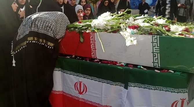 استقبال دانش‌آموزان از پیکر شهید گمنام در دبیرستان مبعث خرم‌آباد