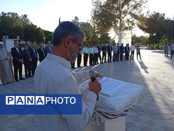 عطر افشانی و گلباران مزار شهدا توسط مسئولین کاشمر به مناسبت هفته دولت