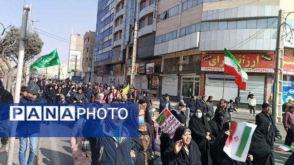 مردم غیور ملارد با حضور پرشور خود در راهپیمایی ۲۲ بهمن، ثابت کردند که همچنان پای انقلاب اسلامی ایستاده‌اند.