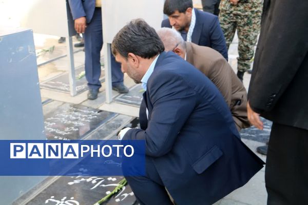 گلباران مزار شهدا به‌مناسبت هفته دفاع مقدس در آستان مقدس امامزاده بی‌بی سکینه ملارد