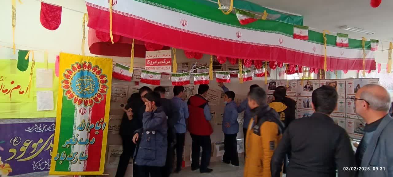 برپایی نمایشگاه به مناسبت دهه فجر در دبیرستان شهید حاجی‌زاده