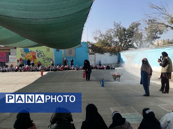 آموزش اطفاء حریق در مدرسه ناهید نخودی