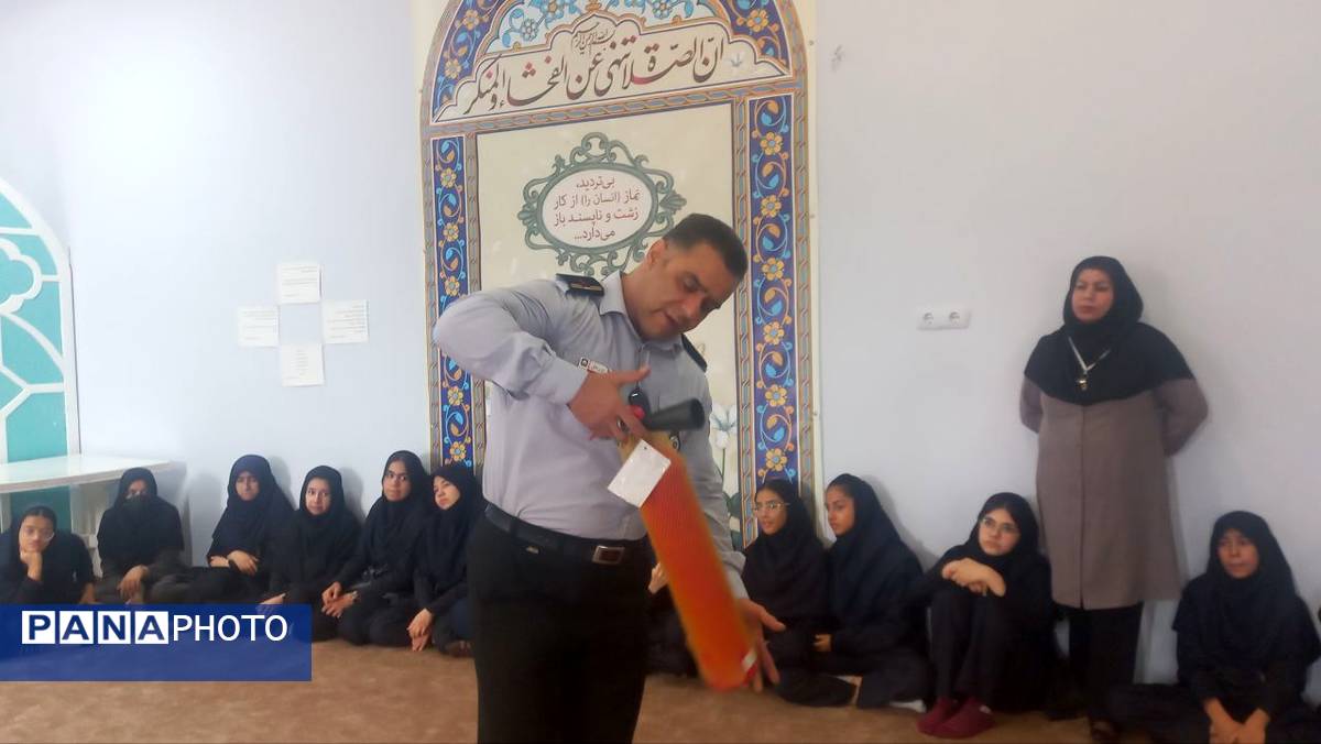 آموزش ایمنی و اطفای حریق برای دانش‌آموزان دبیرستان فرهنگیان