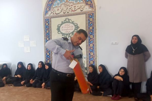 آموزش ایمنی و اطفای حریق برای دانش‌آموزان دبیرستان فرهنگیان