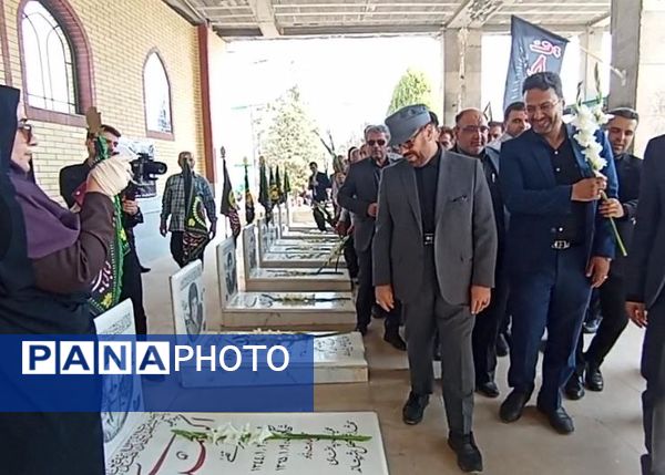 میثاق استاندار و مسئولان استانی با شهدا در سفر به زرقان