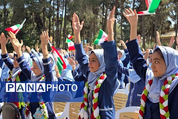 جشن عاطفه‌ها؛ لبریز از مهربانی در دبستان دخترانه قدر بهارستان ۲