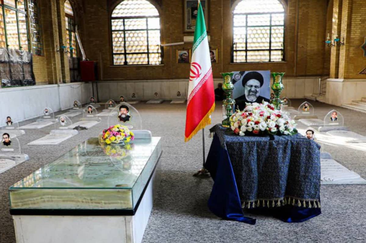برپایی میز یادبود شهید رئیسی در مسجد ۷۲ تن