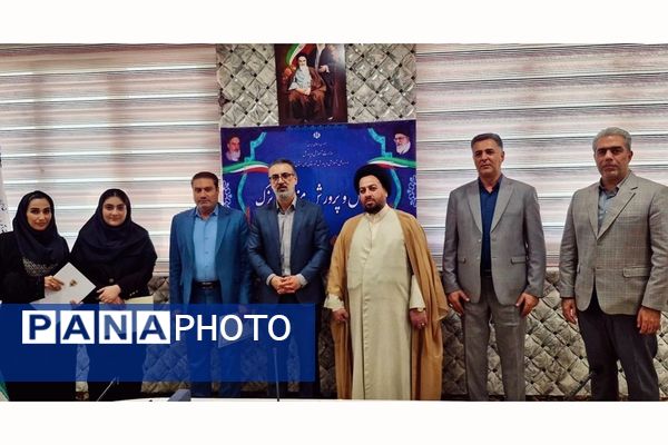 تقدیر از دانش‌آموز نخبه پژوهش‌سرای کاوش در شورای آموزش و پرورش کهریزک