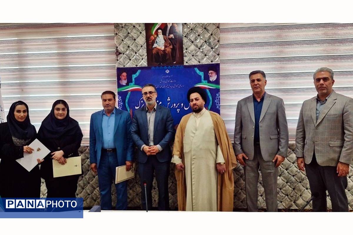 تقدیر از دانش‌آموز نخبه پژوهش‌سرای کاوش در شورای آموزش و پرورش کهریزک