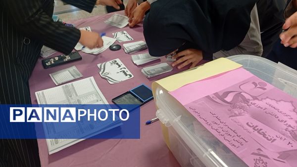 دموکراسی در عمل؛ انتخاب اعضای شورای دانش‌آموزی در مدرسه مشکات