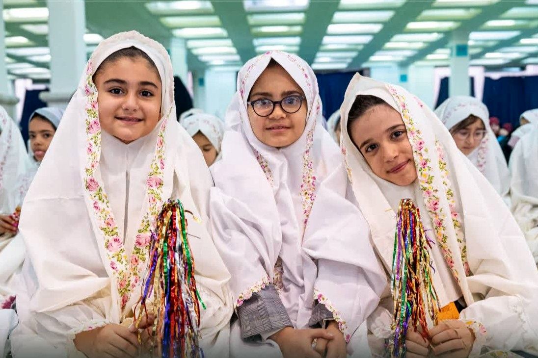 حضور هزار و صد دانش‌آموز دختر پایه سوم ابتدایی منطقه 14 در نماز جمعه تهران و جشن تکلیف