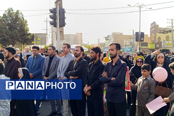 حماسه حضور دانش‌آموزان قرچکی در یوم الله ۱۳ آبان