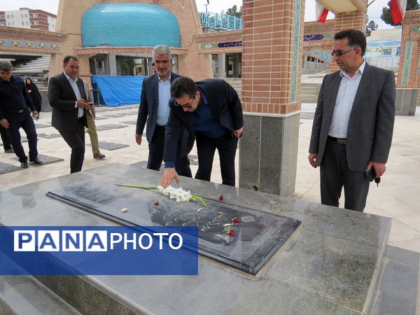 گلباران مزار شهدای دانش‌آموز و معلم در بجنورد