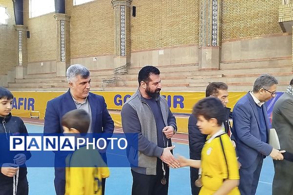 حضور دانش‌آموزان ابتدایی ناحیه دو شهرری در مسابقات فوتسال