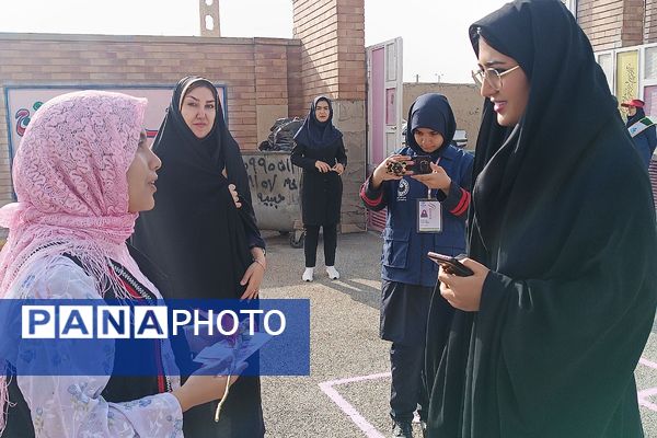 پاسداشت مقام شامخ معلم در آموزشگاه هیأت امنایی فرزانگان ملارد؛ با نواختن زنگ سپاس معلم 