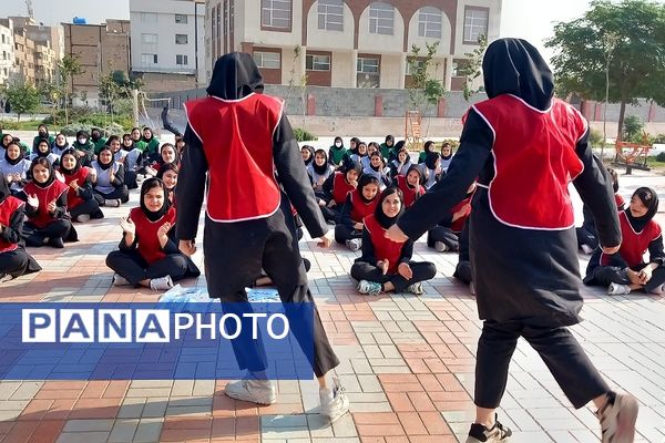 مراسم هفته تربیت‌بدنی در دبیرستان حکمت بهارستان‌۲ 