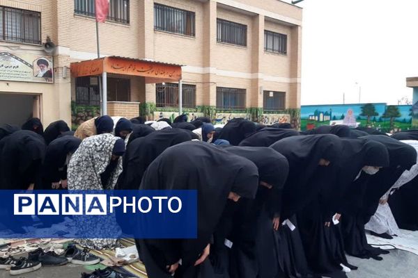  نماز باران در مدرسه جنت با حضور جمعی دانش‌آموزان